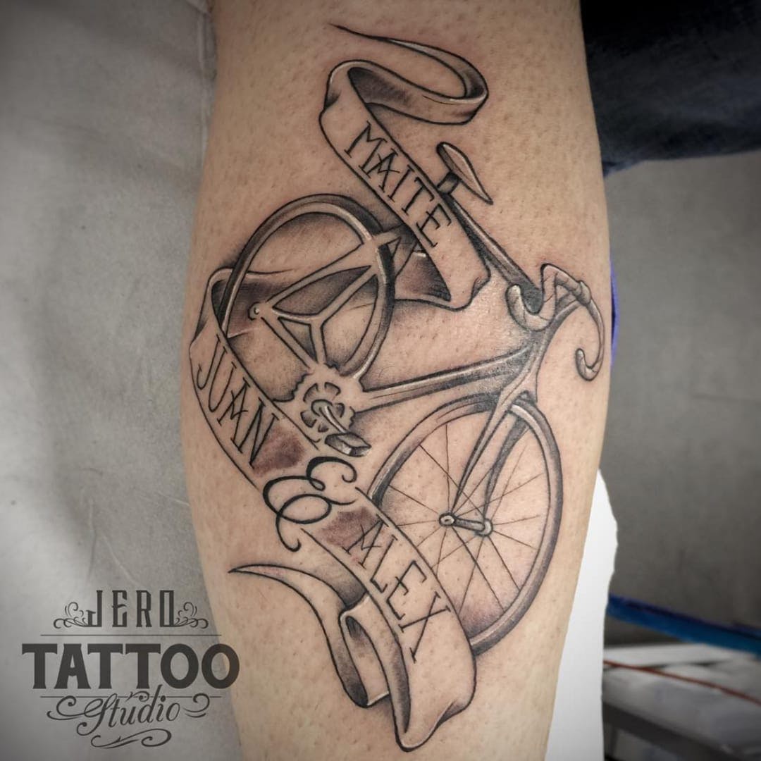 Tatuaje bicicleta de @jeronimovelasco de Instagram #bicycle #bicycletattoo #blackwork