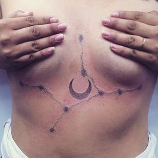 Hermoso tatuaje de constelación dotwork por Alex Salazar vía Instagram @misionerocosmico #dotwork #dotworktattoo #moon #constellation #constellationtattoo #underboob #artistamexicano #AlexSalazar #zodiac
