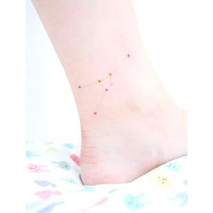 Tatuaje de la constelación de cáncer del tatuador Banul a través de Instagram @tattooist_banul #tattooistbanul #constellationtattoo #constellation #zodiac #dotwork #linework #minimalism