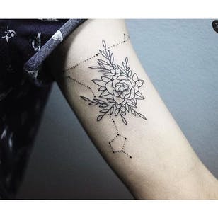 Tatuaje de constelación de peces de Vlada Shevchenko a través de Instagram @ v.shevchenko_ #blacktattoo #dotwork #blackwork #graphic #constellationtattoo #constellation #minimalism #pisces