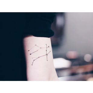 Constelación gemela de Helen Xu a través de Instagram @helenxu_tattoo #constellation #gemini constellation #dotwork #linework #minimalism #gemini #constellationtattoo #torontotattooshop