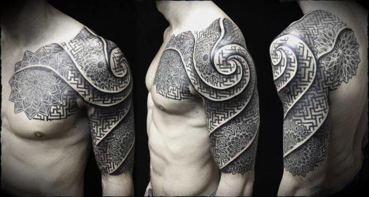 hermoso tatuaje dotwork se extiende desde el pecho, hombro a brazo.  Por Ivan Hack #dotwork #mandala #geometry #geometric