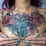 20 deslumbrantes tatuajes de corazones de cristal