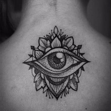 21 tatuajes negros y grises inspirados en el misterioso simbolismo del ojo