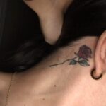 Tatuajes de orejas para mujeres que aman las flores