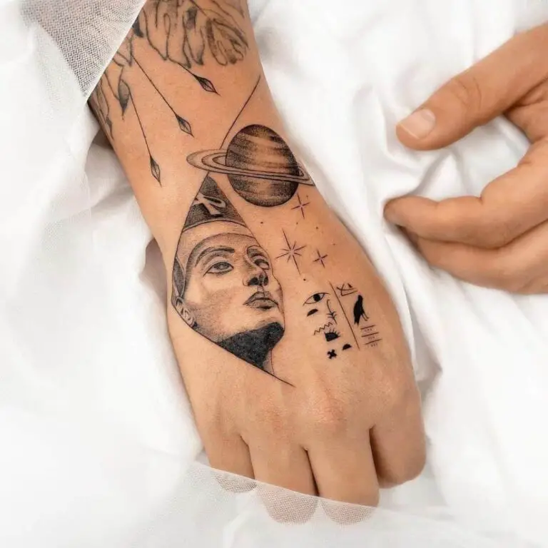 Tatuajes pequeños para hombres en la mano inspirados en la galaxia y en Egipto
