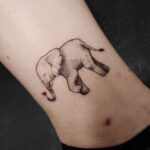 Diseño delicado de un tatuaje de elefante
