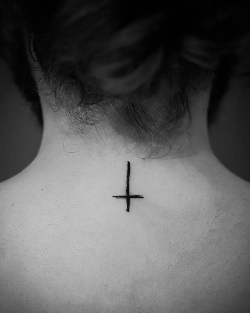 Tatuaje de la cruz al revés 1
