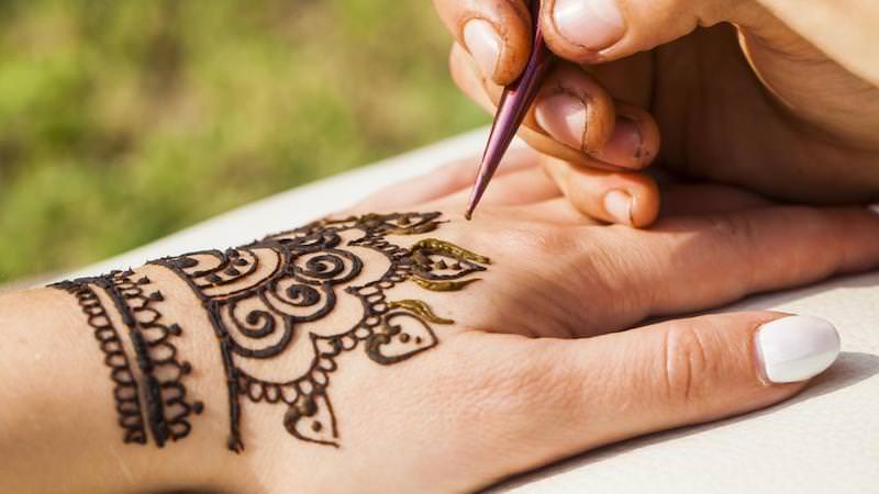 Removing a henna tattoo