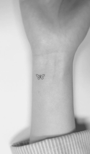 Tatuaje en la muñeca de una mariposa simple