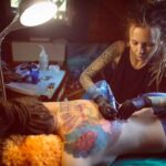 Pintar tatuajes coloridos por Nika Samarina