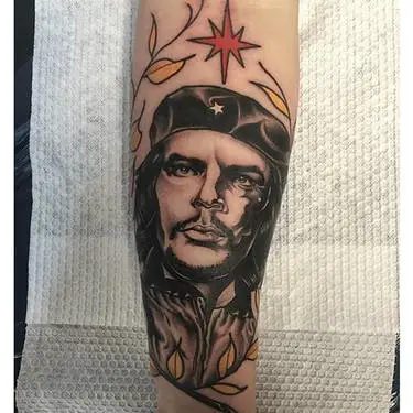 Saca a relucir tu lado revolucionario con estos tatuajes del Che Guevara
