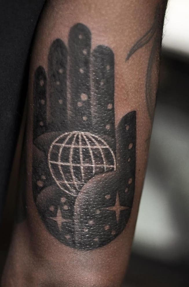 Tatuaje de Hamsa en obra negra