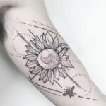 Tatuaje de girasol geométrico