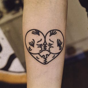 Tatuaje de corazón de bebé por Woohyun Heo #WoohyunHeo #babies #baby #love #kiss #heart (Foto: Instagram)
