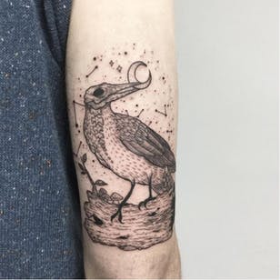 Tatuaje de pájaro nocturno por Ayako Junko Osaki #AyakoJunkoOsaki #linework #etching #woodcut #blackwork #bird #constellations #moon (Foto: Instagram @ajunkysock)