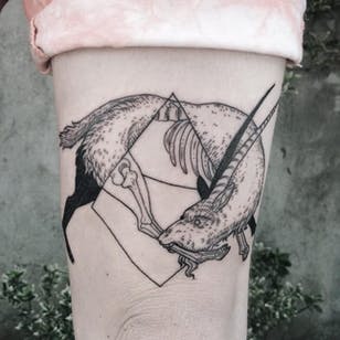 Tatuaje geométrico de Ayako Junko Osaki #AyakoJunkoOsaki #linework #etching #woodcut #blackwork #geometric #skeleton (Foto: Instagram @ajunkysock)