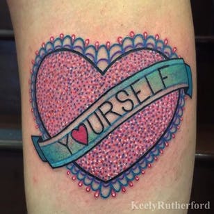 Tatuaje de corazón por Keely Rutherford #Corazón #HeartTattoos #Kawaii #CuteTattoos #KeelyRutherford