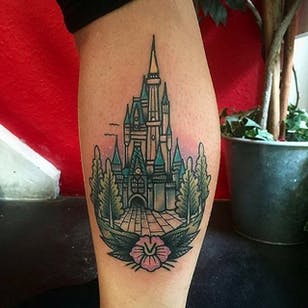 Tatuaje de Disneyland de Just Jen.  #disney #disneyland #castillo #waltdisney
