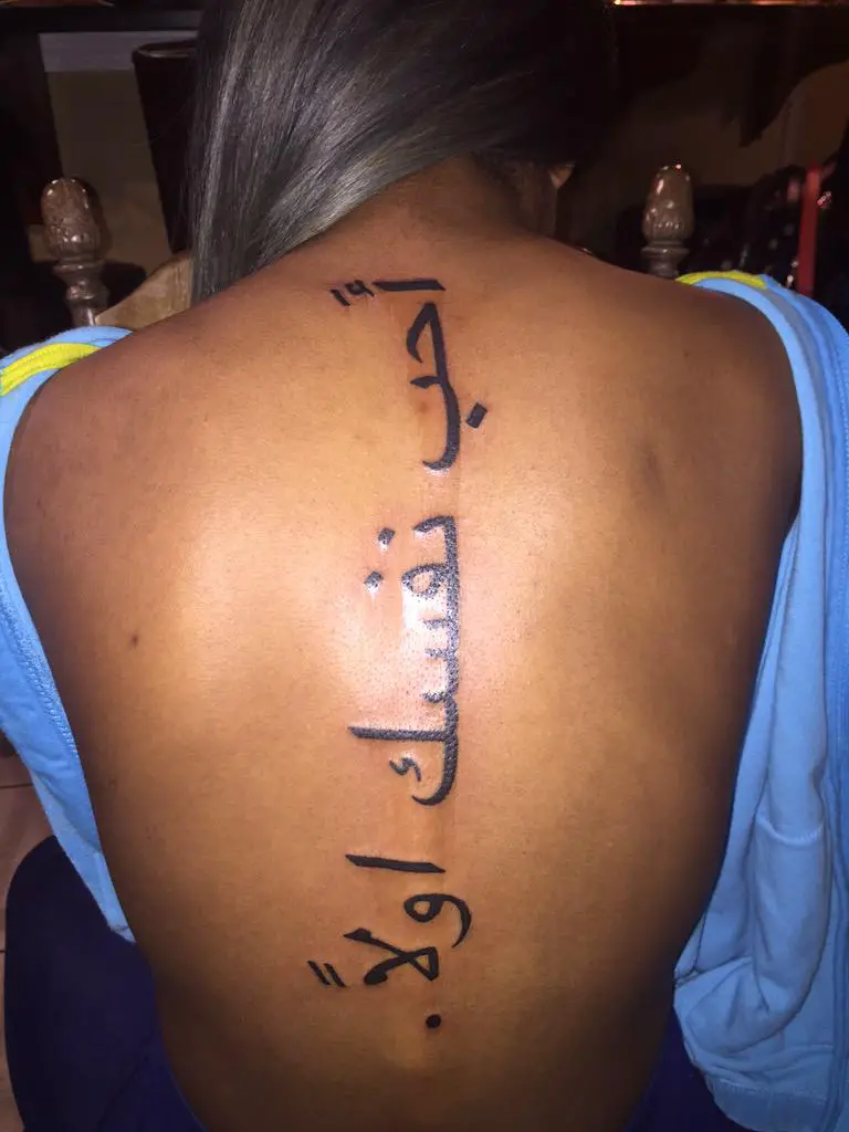 Jayda tatuaje en la espalda