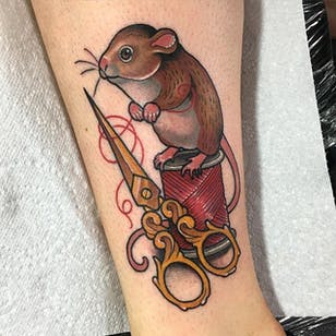 Mouse Scissors and Thread Tattoo por Sadee Glover @sadee_glover #sadeeglover #sadee_glover #cute #neotraditional #mus #scissor #thread