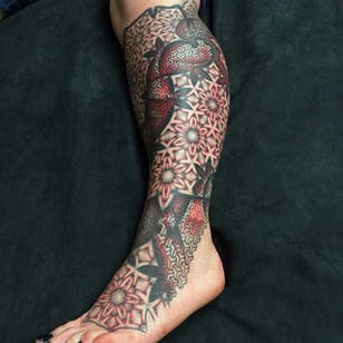 Tatuaje de Cory Ferguson #geometric #dotwork #blackwork #redink #CoryFerguson