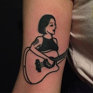 Tatuaje chica guitarra de Nini #Negro #Blackwork #Chica #Nini #guitarra
