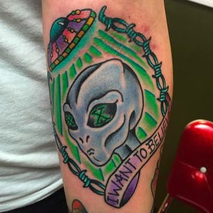 Tatuaje de Jenn Siegfried #ufo #alien #traditional #banner #JennSiegfried