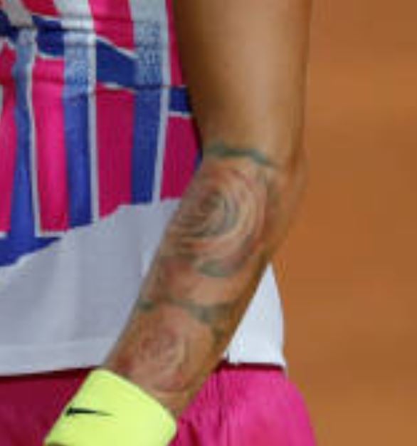 Polona rose tattoo en el brazo izquierdo