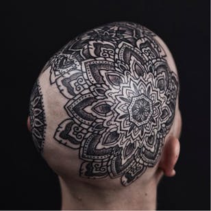 Tatuaje de cabeza de mandala por Thomas Hooper #ThomasHooper #Dotwork #Blackwork #black #Mandala #Hoved #Scalp