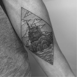Tatuaje fantasy slot por Toma Pegaz #TomaPegaz #blackwork #castle #island