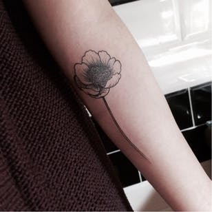 Precioso tatuaje de flor de Toma Pegaz #TomaPegaz #blackwork #flower