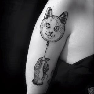 Tatuaje de globo de gato Rad por Toma Pegaz #TomaPegaz #blackwork #cat #balloon #hand