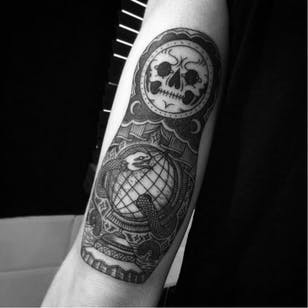 Tatuaje de muñeca rusa de Toma Pegaz #TomaPegaz #blackwork #russiandoll #skull #snake #globe #matryoshka