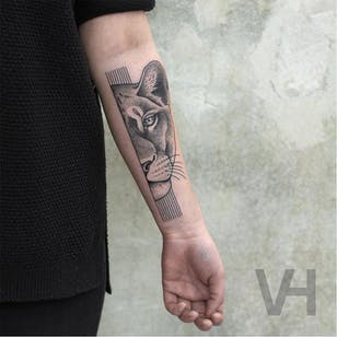 Otra fila de tatuaje de leona por Valentin Hirsch