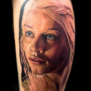 Tatuaje de Daenerys Targaryen por Aleksander Lien #daenerys #targaryen #daenerystargaryen #gameofthrones #GOT #khaleesi #drage #farverealisme