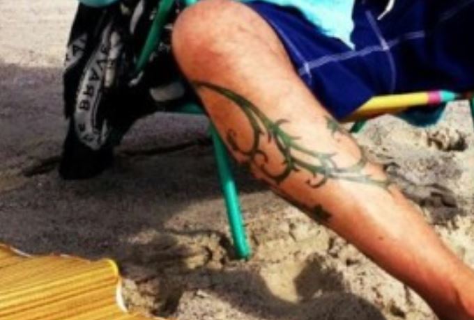 El tatuaje de Roger en su pierna derecha.