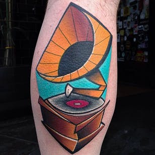 Tatuaje de gramófono por Mike Boyd #abstract #cubism #moderntattooing #MikeBoyd #grammophone