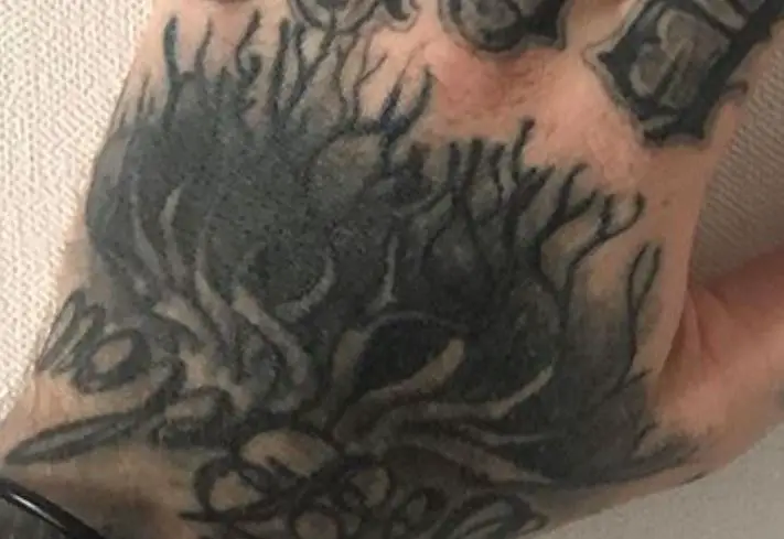 Tatuaje GHOSTEMAN en la mano izquierda