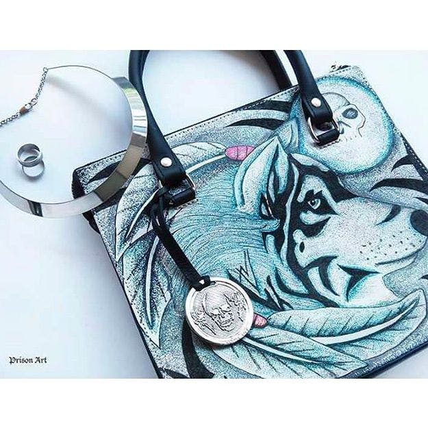 Monedero de Prison Art con un hermoso diseño de lobo a través de Instagram @ prison.art #prisonart #fashion #tattoofashion #purse #tattoodesign #wolf