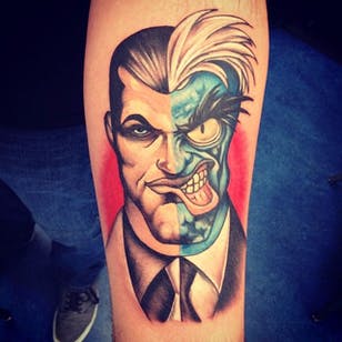 Tatuaje de dos caras por All Inked Up Tattoo Studio #TwoFace #Batman #DCComics #AllInkedUpTattooStudio