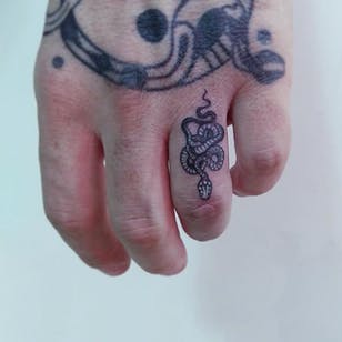 Tatuaje de serpiente por Mirko Sata #snake #blackink #whiteink #MirkoSata