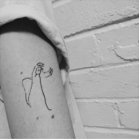 Tatuado por artista desconocido # FrédéricForest #JakeCavaliere #linework #lines #hands #blackwork #minimalistic