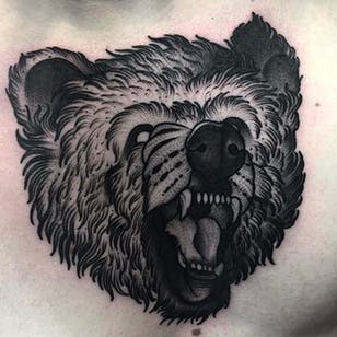 Tatuaje de oso Blackwork por Dom Wiley #bear #beartattoo #DomWiley #blackwork #linework
