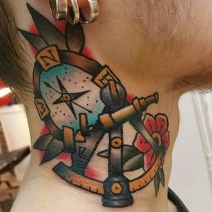 Tatuaje sextante de Antti Rönkkö #sextant #nauticaltattoos #sailortattoos #AnttiRonkko