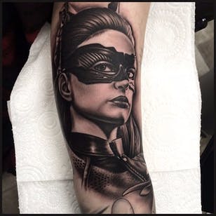 Tatuaje de retrato de Catwoman negro y gris de Pete Belson.  # gris negro #petethethief #PeteBelson #portrait #catwoman