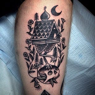Tatuaje Blackwork de Kyle Martz #babayaga #KyleMartz #hut #blackwork #witch #skull