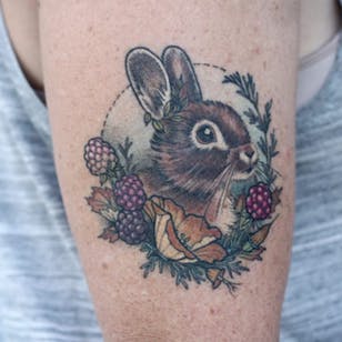 Tatuaje neo tradicional de conejito de Alice Kendall.  #kanin #rabbit #cute #neotraditional #bunnytattoo