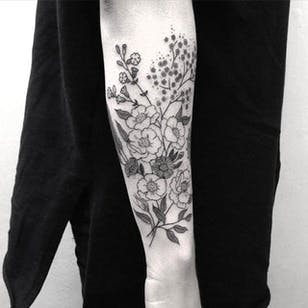 Tatuaje de flores silvestres en inglés, foto: Instagram #flower #EmilyAliceJohnston #blackwork #linework