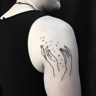 Tatuaje de manos, foto: Instagram #EmilyAliceJohnston #blackwork #linework #hands